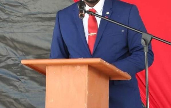 El Ministro Lewis agradece a todos por una maravillosa temporada de graduación.