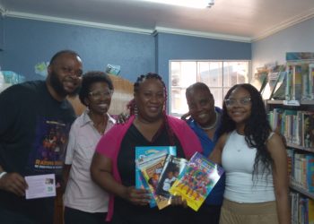 La donación de libros infantiles y cuentos mejoran la colección de la biblioteca de Sint Maarten