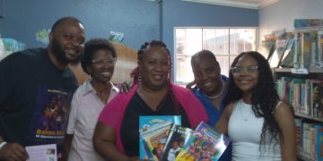 La donación de libros infantiles y cuentos mejoran la colección de la biblioteca de Sint Maarten