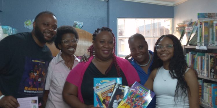La donación de libros infantiles y cuentos mejoran la colección de la biblioteca de Sint Maarten
