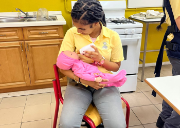 Los estudiantes de Sundial completaron el programa Baby Think It Over