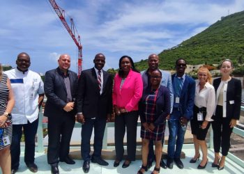 La Ministra de VSA visita Sint Maarten Medical Center para realizar un recorrido por el hospital y discutir el proyecto
