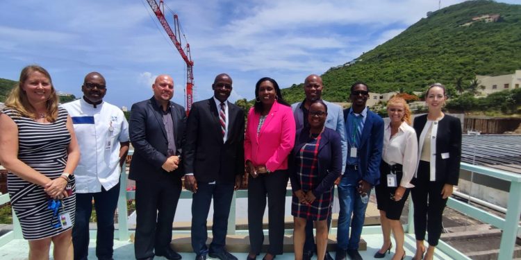 La Ministra de VSA visita Sint Maarten Medical Center para realizar un recorrido por el hospital y discutir el proyecto