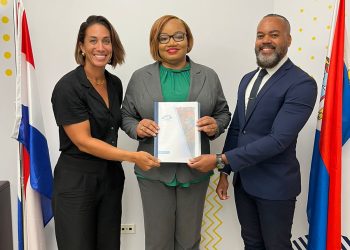 APS presenta informe anual 2023 a la Ministra de Finanzas