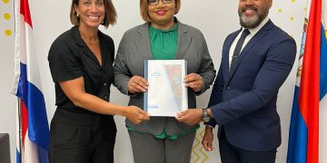 APS presenta informe anual 2023 a la Ministra de Finanzas