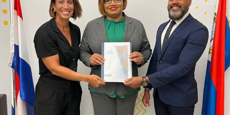 APS presenta informe anual 2023 a la Ministra de Finanzas