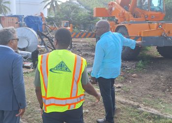 El Primer Ministro Dr. Luc Mercelina realiza una visita sorpresa a la central eléctrica GEBE