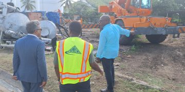 El Primer Ministro Dr. Luc Mercelina realiza una visita sorpresa a la central eléctrica GEBE