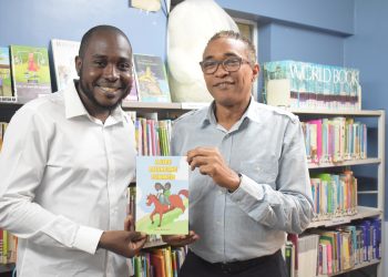 “Un verano que cambia la vida” es donado a la Biblioteca de Sint Maarten, que organizará una hora de cuentos virtual