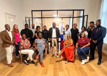 Los anfitriones del Ministro Lewis se reúnen y saludan en Holanda