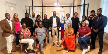 Los anfitriones del Ministro Lewis se reúnen y saludan en Holanda