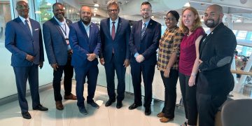El Honorable Primer Ministro Dr. Luc Mercelina visita el Aeropuerto Internacional Princess Juliana