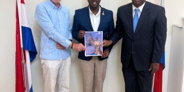 Lewis se reúne con funcionarios del Tribunal Conjunto de Justicia