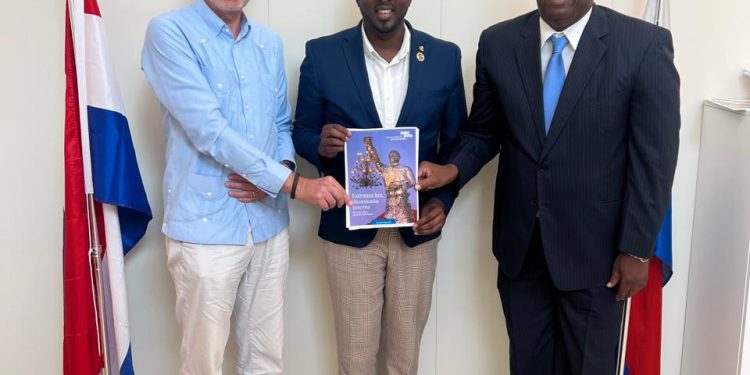 Lewis se reúne con funcionarios del Tribunal Conjunto de Justicia