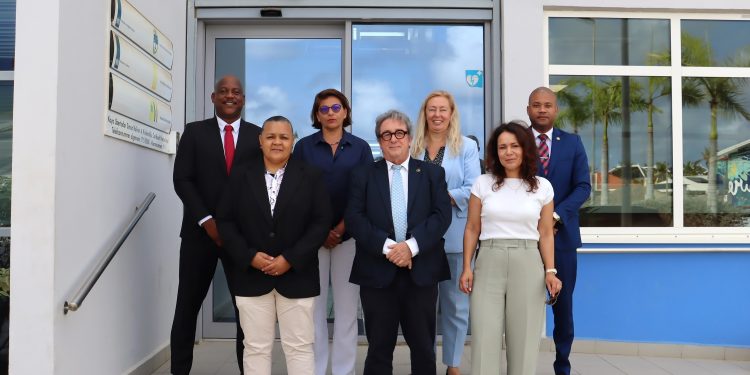 INTERPOL LYON visita la policía holandesa del Caribe