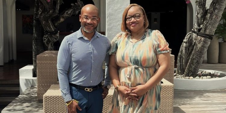 Ministra Marinka Gumbs y su homólogo de Curaçao Silvania debaten sobre la saga Ennia y la Unión Monetaria