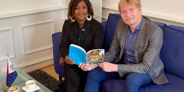 La Ministra Arrindell recibe el libro recién publicado: “De la esclavitud a la libertad”