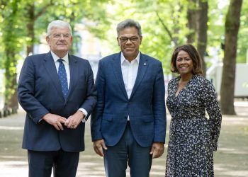 El Primer Ministro Dr. Luc Mercelina se reúne con el alcalde de La Haya