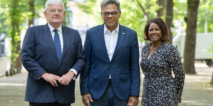 El Primer Ministro Dr. Luc Mercelina se reúne con el alcalde de La Haya