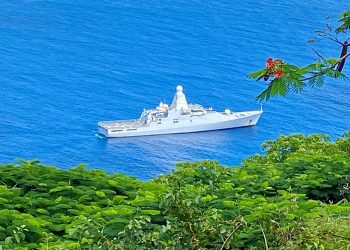 El Zr.Ms. Groningen visita Saba