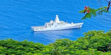 El Zr.Ms. Groningen visita Saba