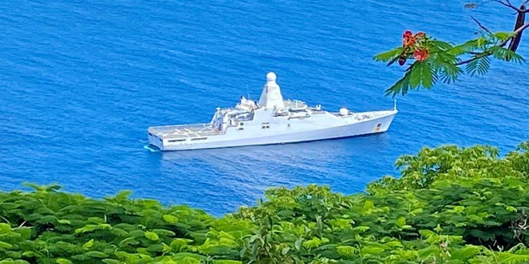 El Zr.Ms. Groningen visita Saba