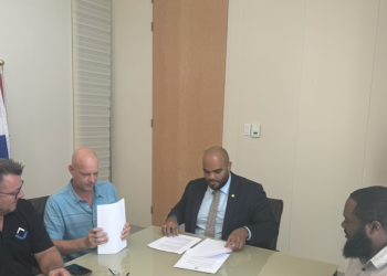 Ministro Gumbs firma acuerdo de repavimentación de carreteras y exige nuevos estándares de calidad