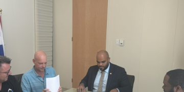 Ministro Gumbs firma acuerdo de repavimentación de carreteras y exige nuevos estándares de calidad
