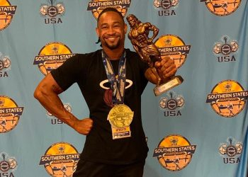 El Parlamentario Omar E.C. Ottley celebra los destacados logros del culturista local Calvin Mardembrough