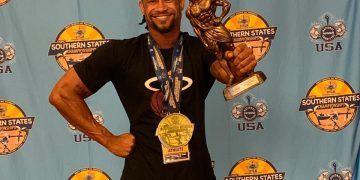 El Parlamentario Omar E.C. Ottley celebra los destacados logros del culturista local Calvin Mardembrough