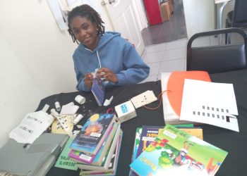 “Estudiante de la escuela secundaria St. Dominic completa el aprendizaje basado en la comunidad en la biblioteca de Sint Maarten”