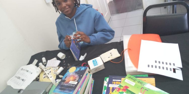 “Estudiante de la escuela secundaria St. Dominic completa el aprendizaje basado en la comunidad en la biblioteca de Sint Maarten”