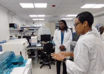 La Ministra Verónica Jansen Webster visita el Laboratorio de Servicios de St. Maarten (SLS)