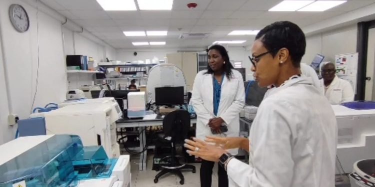 La Ministra Verónica Jansen Webster visita el Laboratorio de Servicios de St. Maarten (SLS)