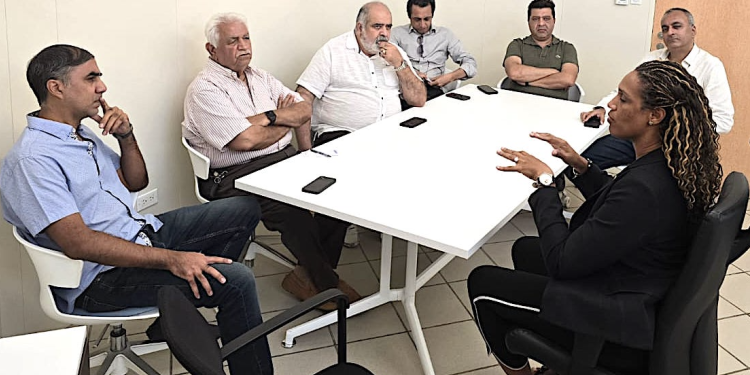 La Ministra de TEATT presenta la idea de un administrador municipal con la Asociación de Comerciantes de la India