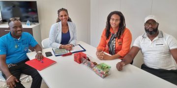 Asociaciones de taxistas presentan propuesta de cambio tarifario a la Ministra del TEATT