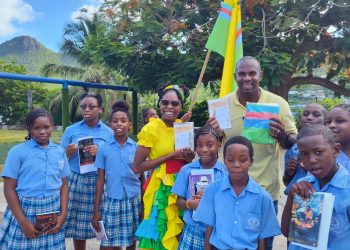 Presentación de la bandera de St. Martin Unity a los estudiantes de MAC Community School