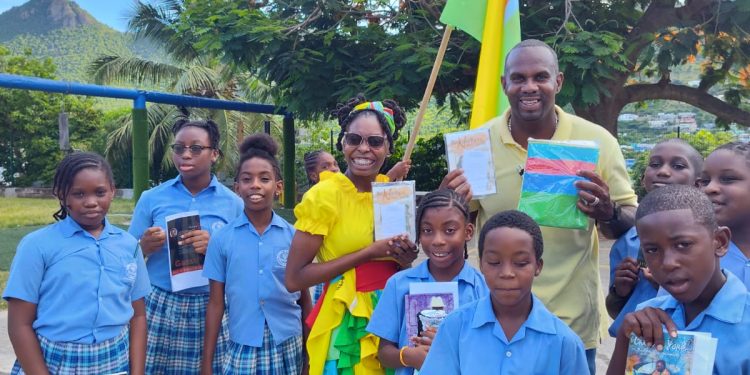 Presentación de la bandera de St. Martin Unity a los estudiantes de MAC Community School