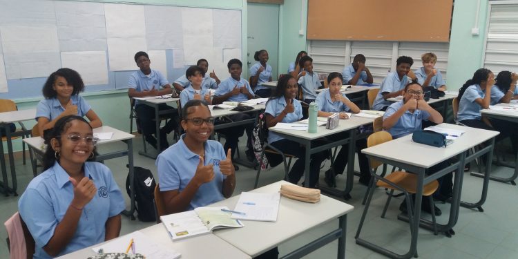 Las escuelas SVOBE están satisfechas con el mobiliario escolar enviado por la fundación MS IQ