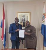 El Parlamentario Emmanuel presenta un proyecto de reglamento al Ministro de Justicia para abordar el estatus de residencia de los niños nacidos y criados en Sint Maarten