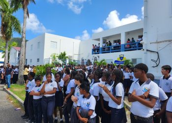 La comunidad se une contra la violencia juvenil: la Policía de Sint Maarten organiza una marcha por la paz
