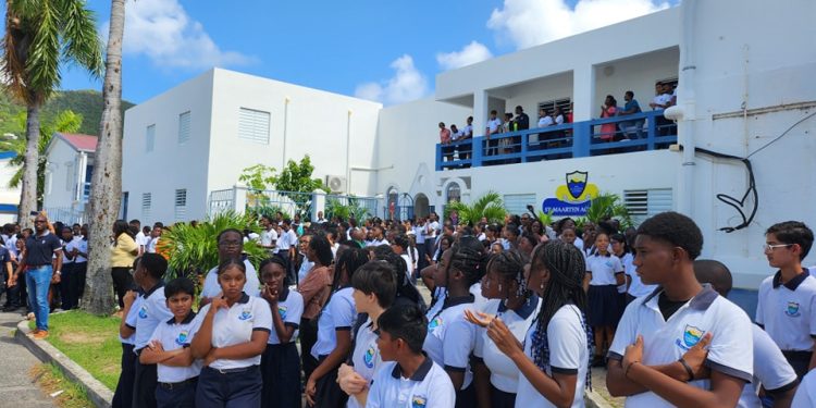 La comunidad se une contra la violencia juvenil: la Policía de Sint Maarten organiza una marcha por la paz