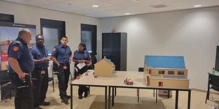 Ejercicios prácticos para aspirantes a comandantes en el Departamento de Bomberos del Caribe Neerlandés