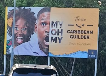 La Ministra de Finanzas, Marinka Gumbs, solicita al Banco Central de Curaçao y St. Maarten (CBCS) que corrija el polémico cartel publicitario en la rotonda de Salt Pickers