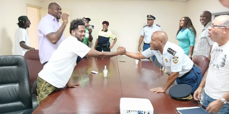 El Parlamentario Omar E.C. Ottley facilita una reunión de unidad entre la comunidad de Dutch Quarter, el Ministro de Justicia y la Policía