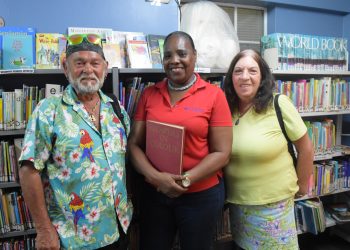 “Libro histórico “Flores en color” donado a la Biblioteca de Sint Maarten
