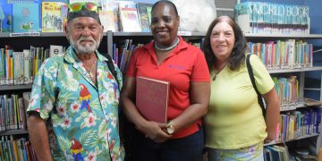 “Libro histórico “Flores en color” donado a la Biblioteca de Sint Maarten