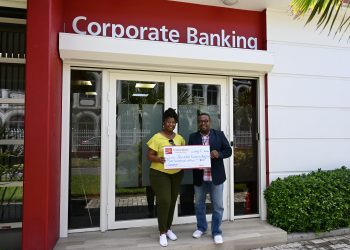 CIBC FirstCaribbean apoya la difusión de la atención sanitaria con una donación de kits de higiene