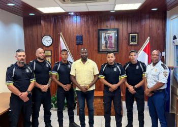 El Ministro de Justicia Lyndon Lewis juramentó a cinco oficiales de Aruba para ayudar a St. Maarten