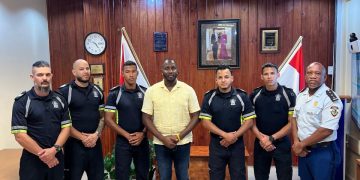El Ministro de Justicia Lyndon Lewis juramentó a cinco oficiales de Aruba para ayudar a St. Maarten